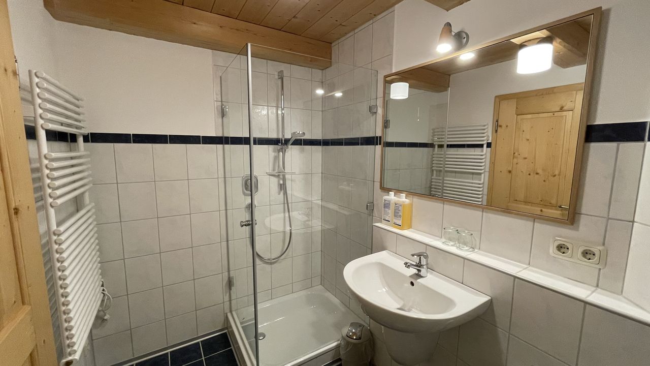 Bad mit Dusche Bad mit Dusche